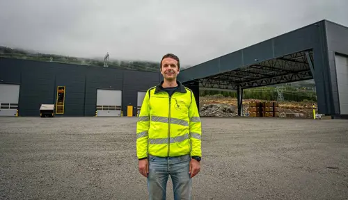 Sverre Tragethon, CEO of Hallingplast AS, in front of the new recycling facility, planning for which began in 2021–22.