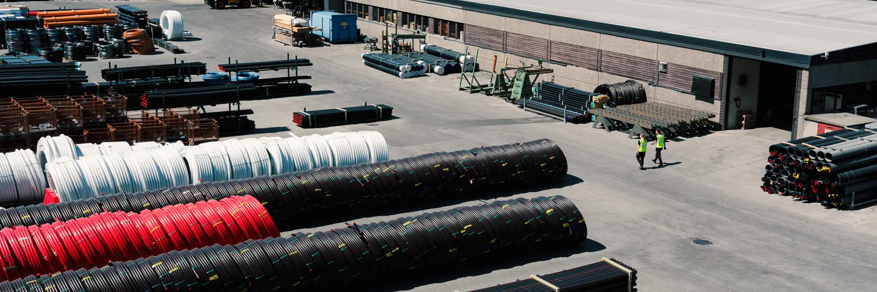 To ansatte går gjennom lagerplassen